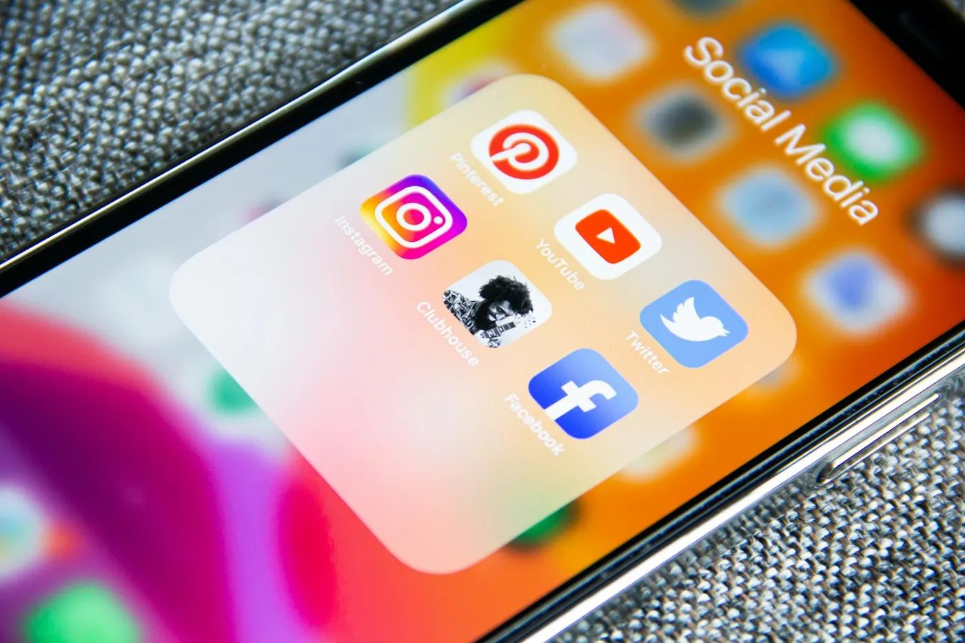 Teléfono con carpeta de apps de redes sociales