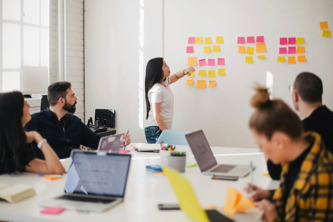 Sesión de estrategia con notas adhesivas